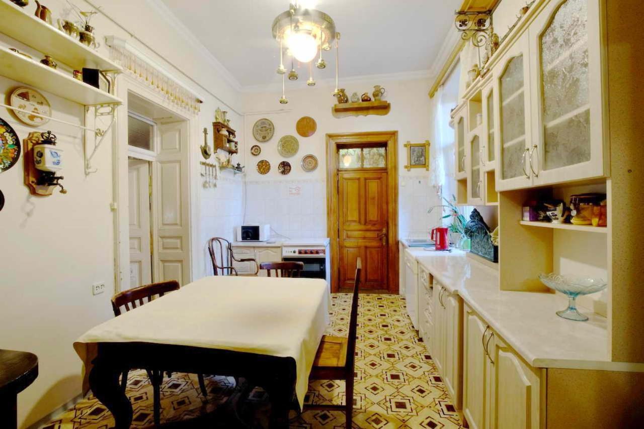 "Eva Stories" Movie Apartment On Rynok Square Lviv Eksteriør billede